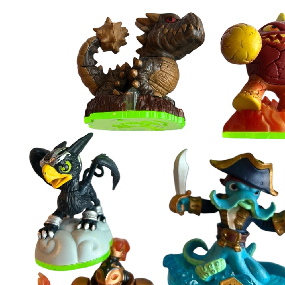 Skylanders Treasure Chest With 10 Figures Travel Case Bag Activision Nintendo - Picture 2 of 8